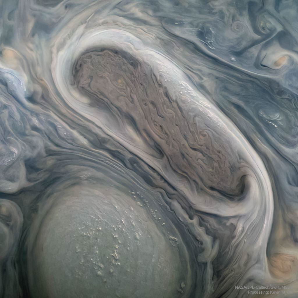 朱诺号拍摄的木星巨型风暴与高层云
