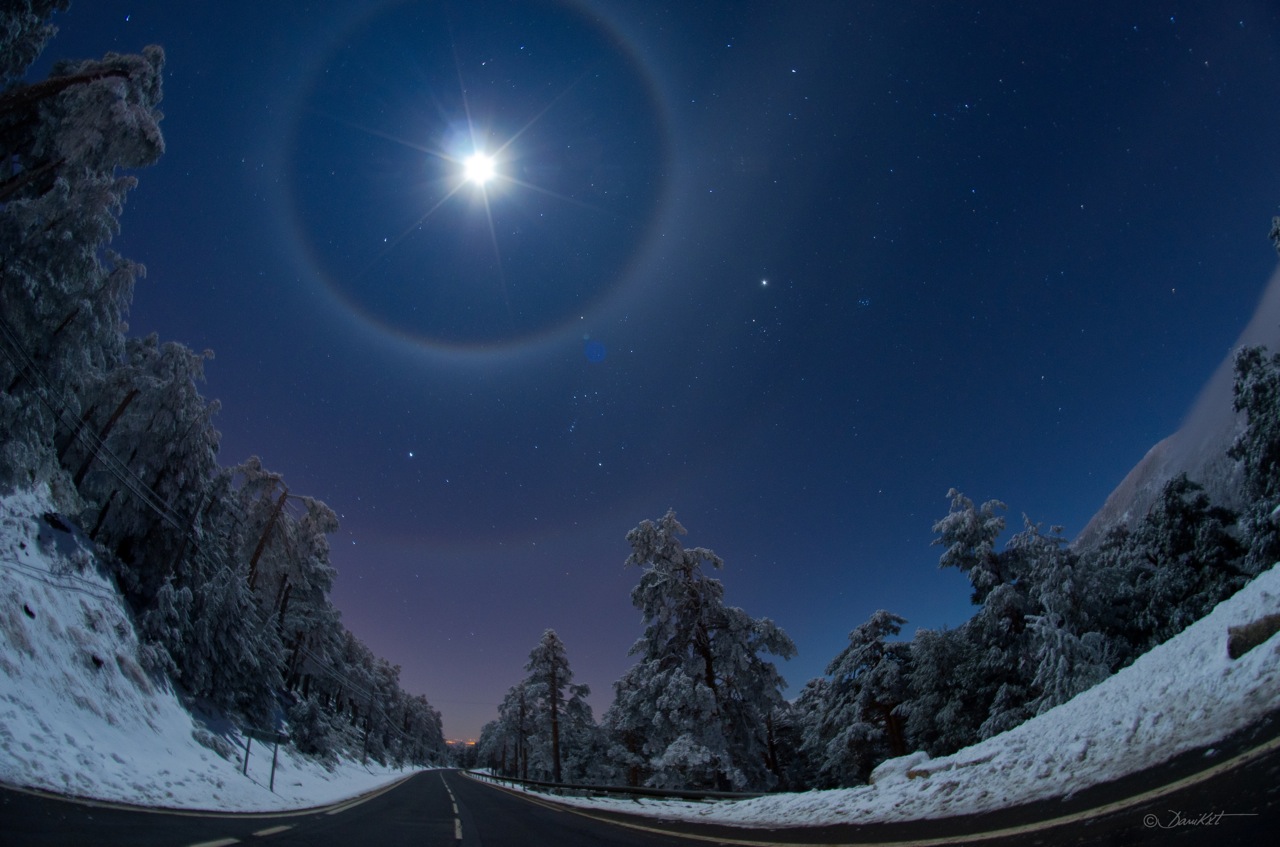 寒冬道路上夜空中的“四重月晕”好美啊