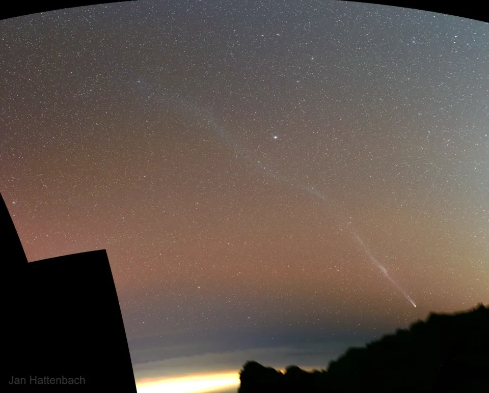 伦纳德彗星的超长彗尾
