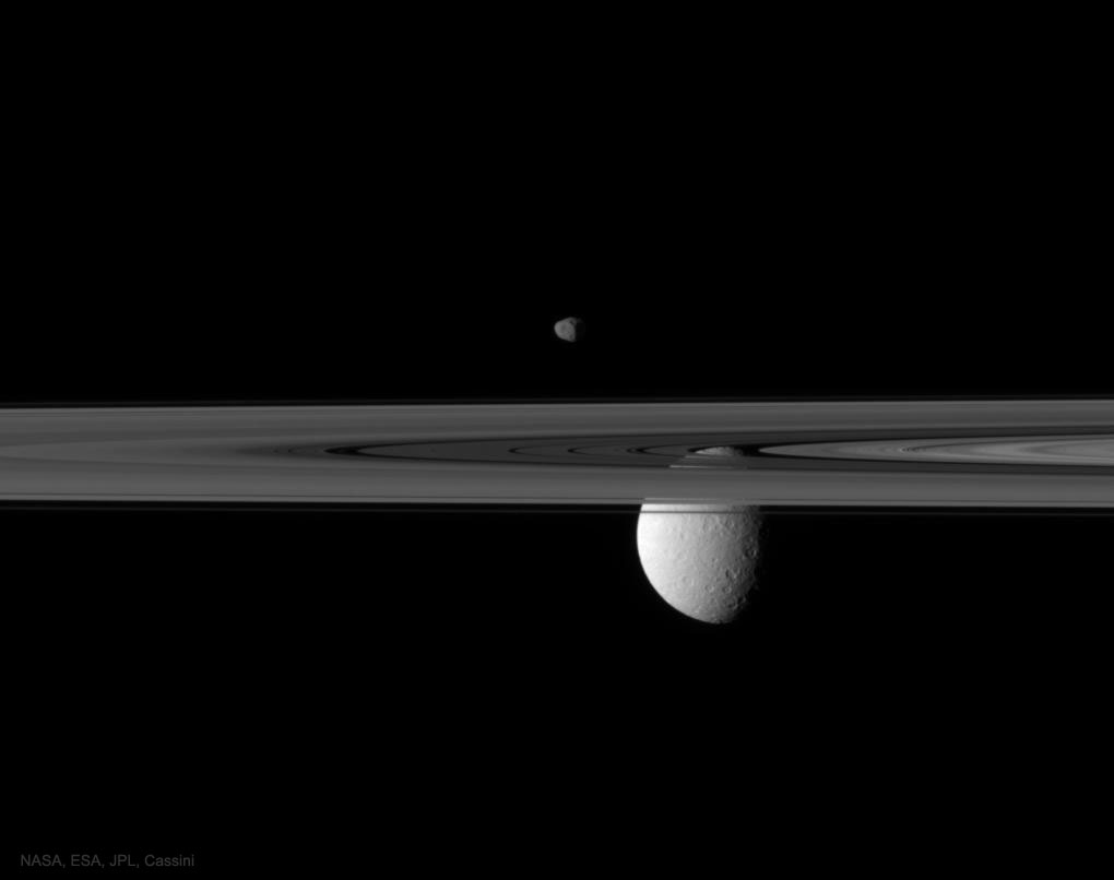 土星环后方的卫星土卫六和土卫五