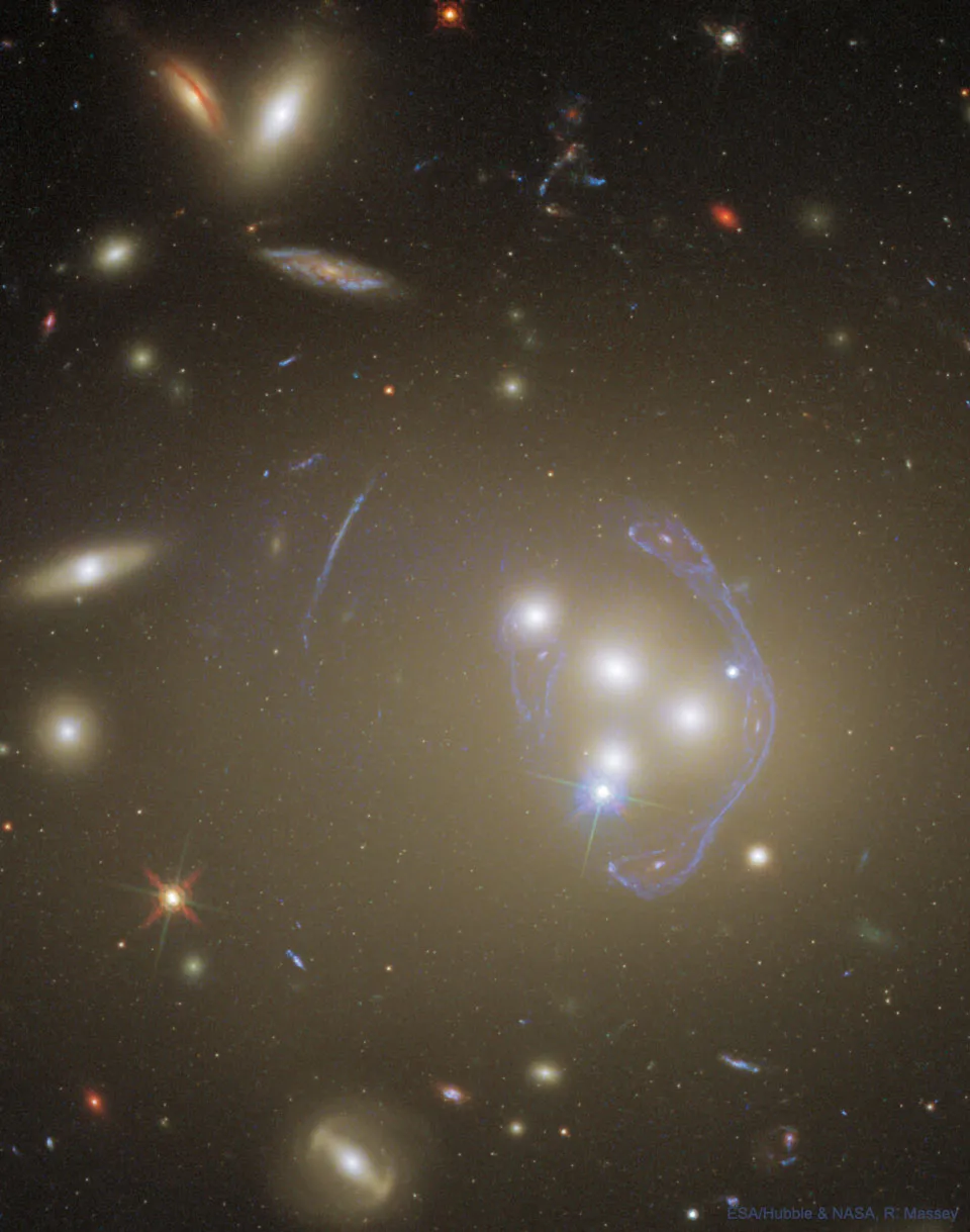 引力透镜下的星系吞食Abell 3827