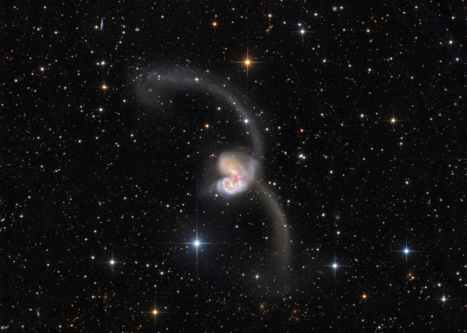 美丽的触须星系：乌鸦座6千万光年外的2个大星系正在互撞！