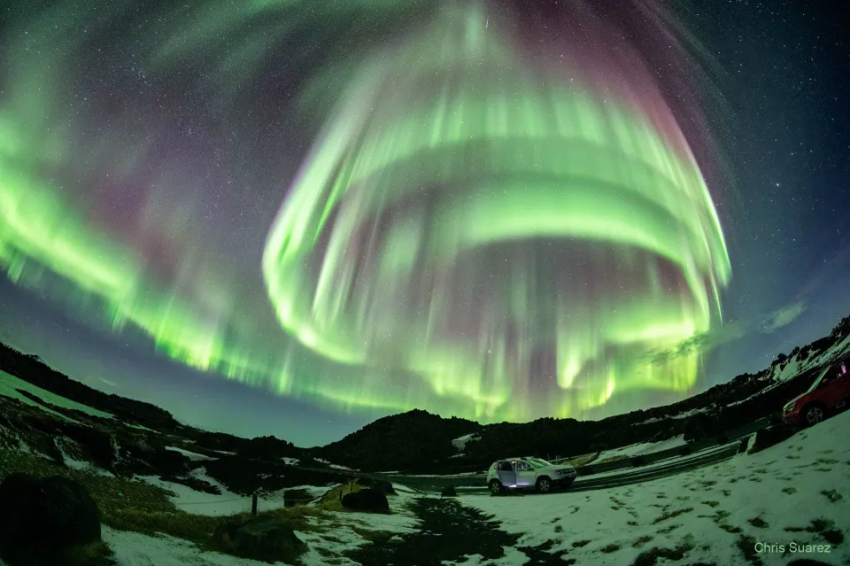 冰岛上空的美丽极光涡旋