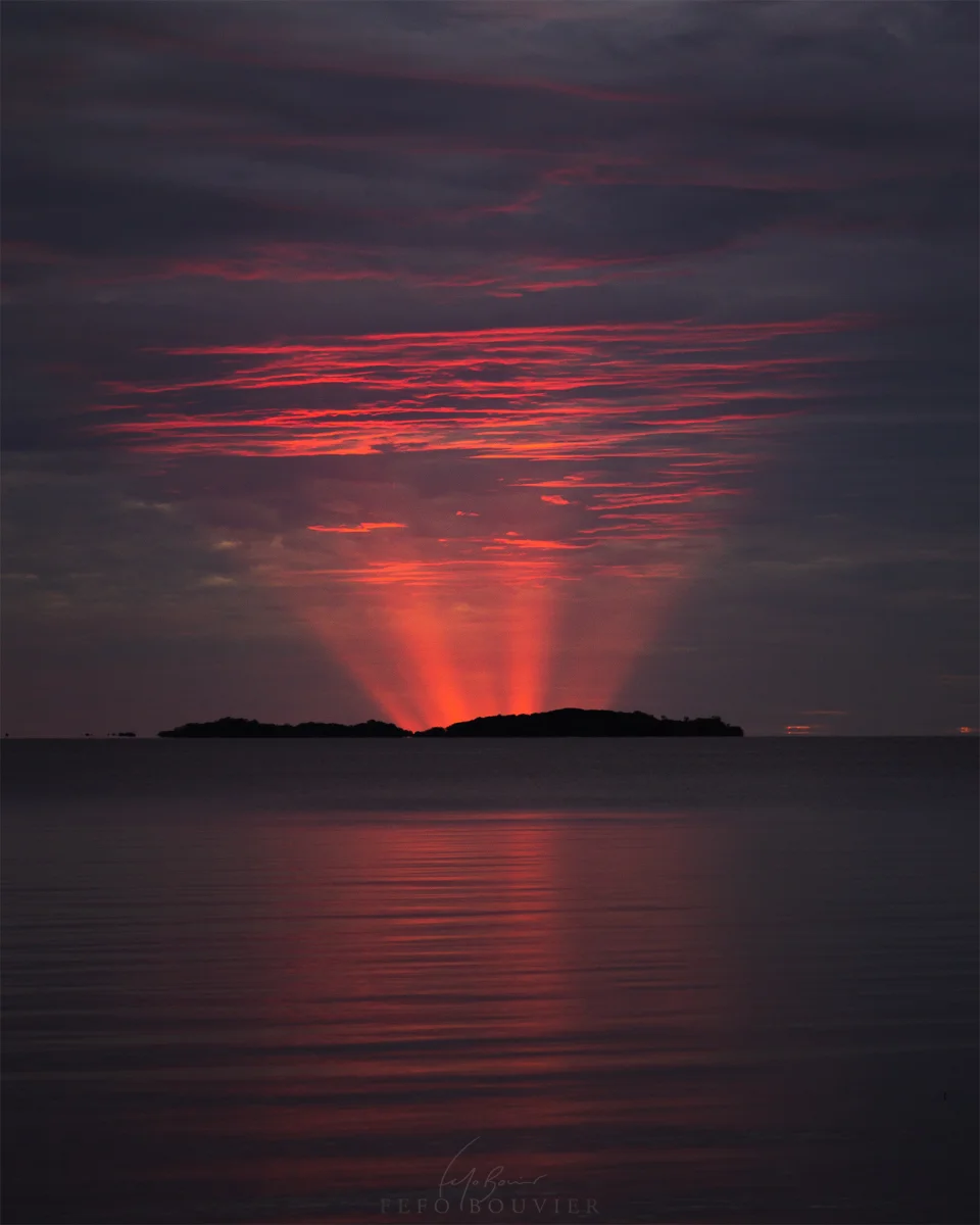 罕见：来自日食的火红云隙光