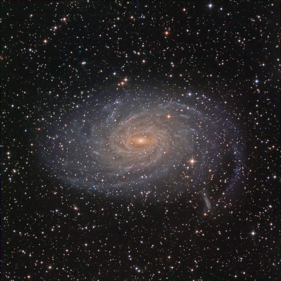 美丽的螺旋星系NGC 6744