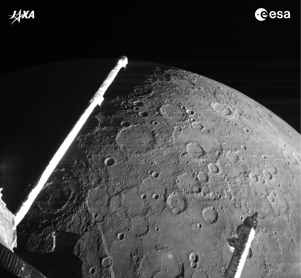 贝比科隆博号掠过水星，水星古老的表面酷似月亮，都满布了陨石坑！