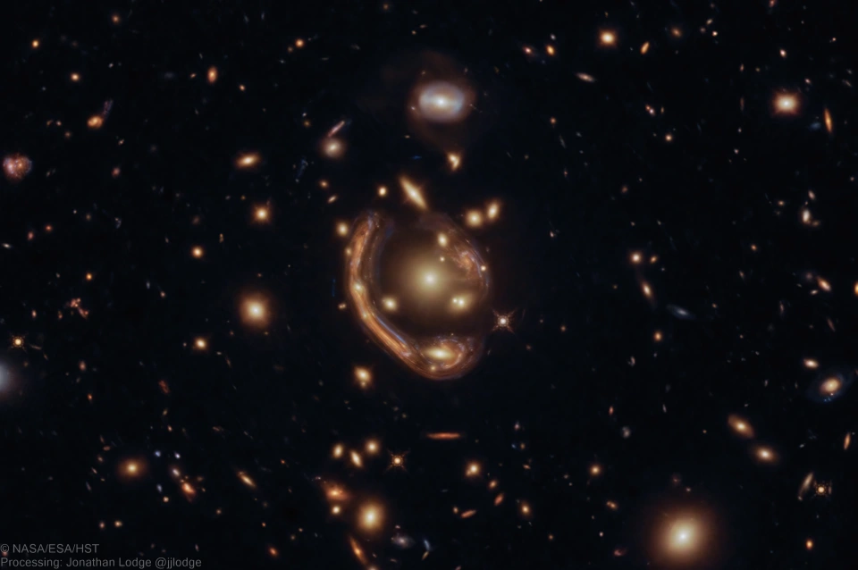 宇宙中的放大镜：熔融星系巨大的爱因斯坦环“引力透镜”！