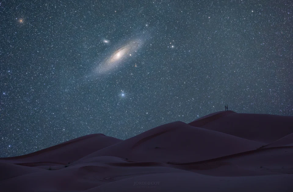 好美啊！撒哈拉沙漠上空的仙女座大星系