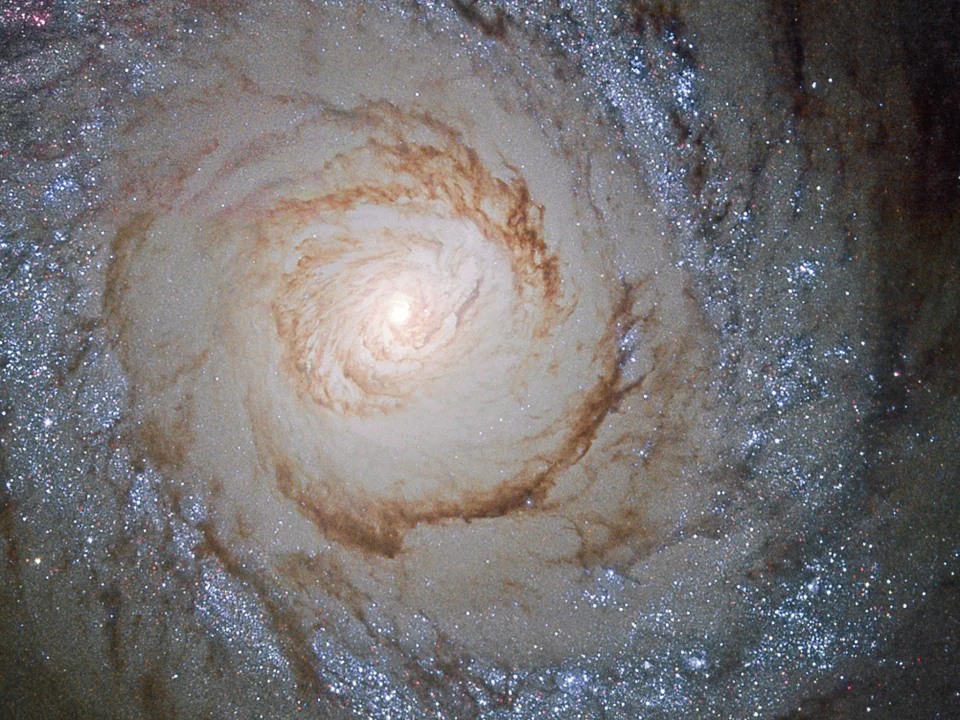 哈勃望远镜眼中美丽的星暴星系M94