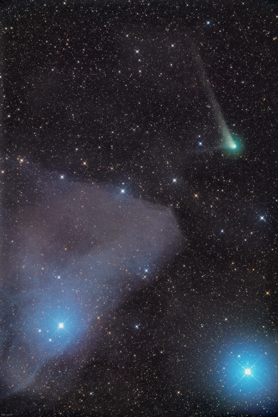 夜空中壮观的蓝马头星云和彗星尾巴