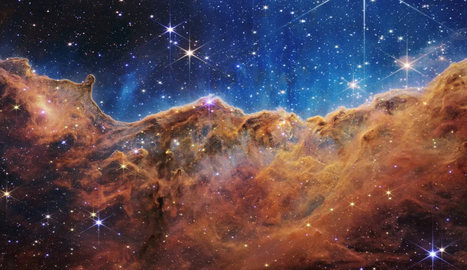韦伯望远镜拍摄的船底座星云峭壁