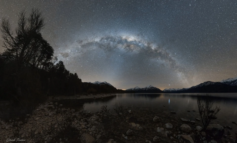湖畔银河：银河系在地平线上形成的拱桥