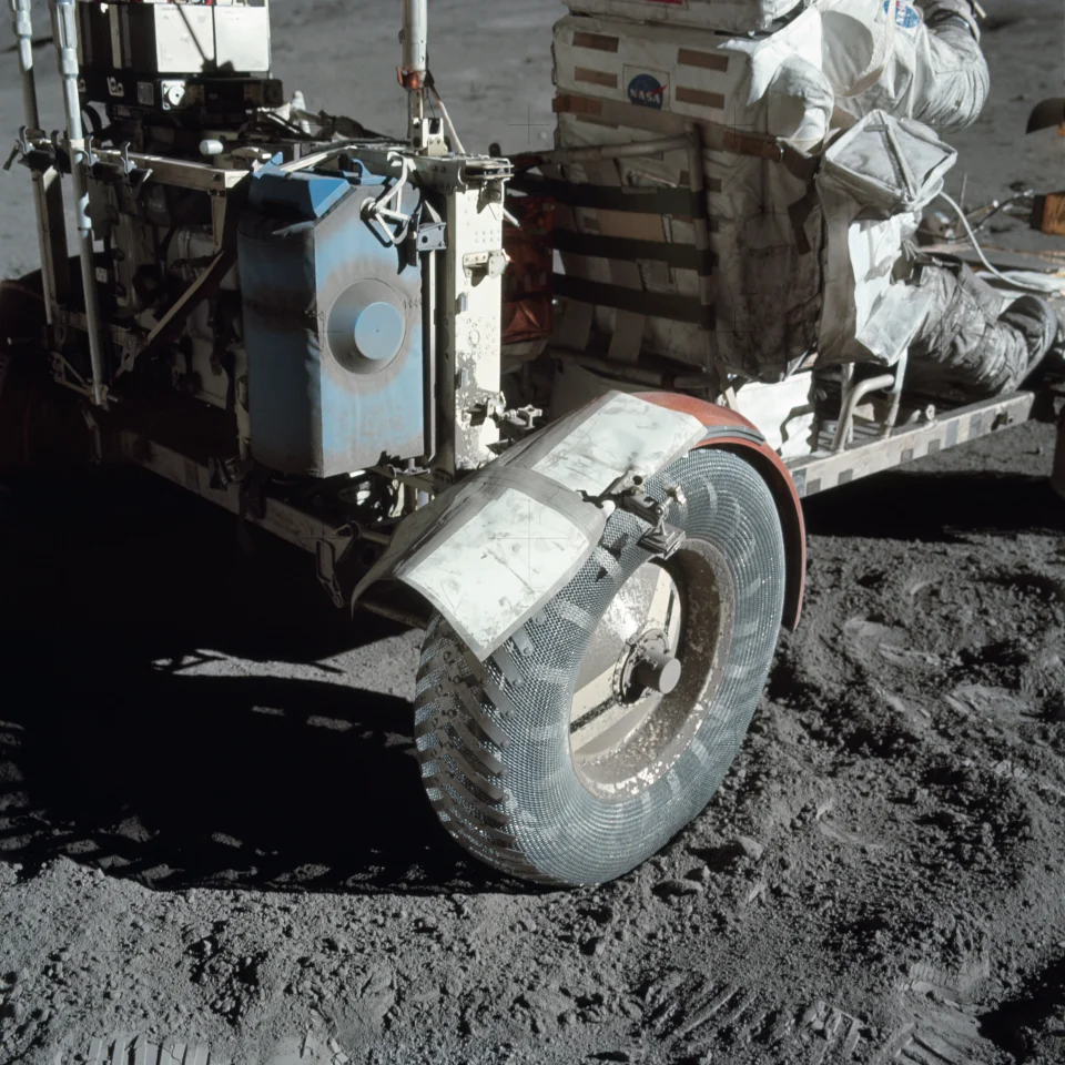 月球尘埃和阿波罗17号月球车上的管道胶带