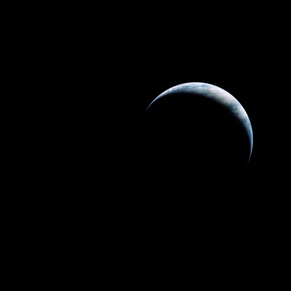 阿波罗17号珍贵影像：蛾眉相的地球