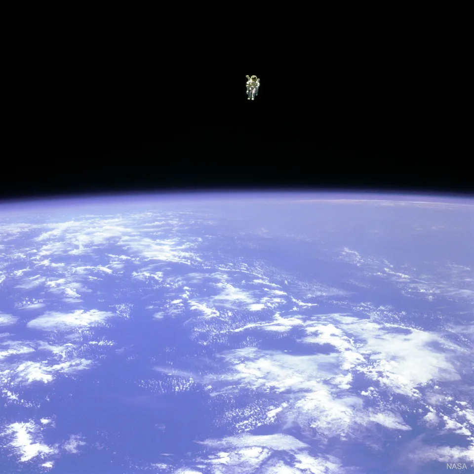 1984年首批“无系绳”在太空自由遨翔的宇航员