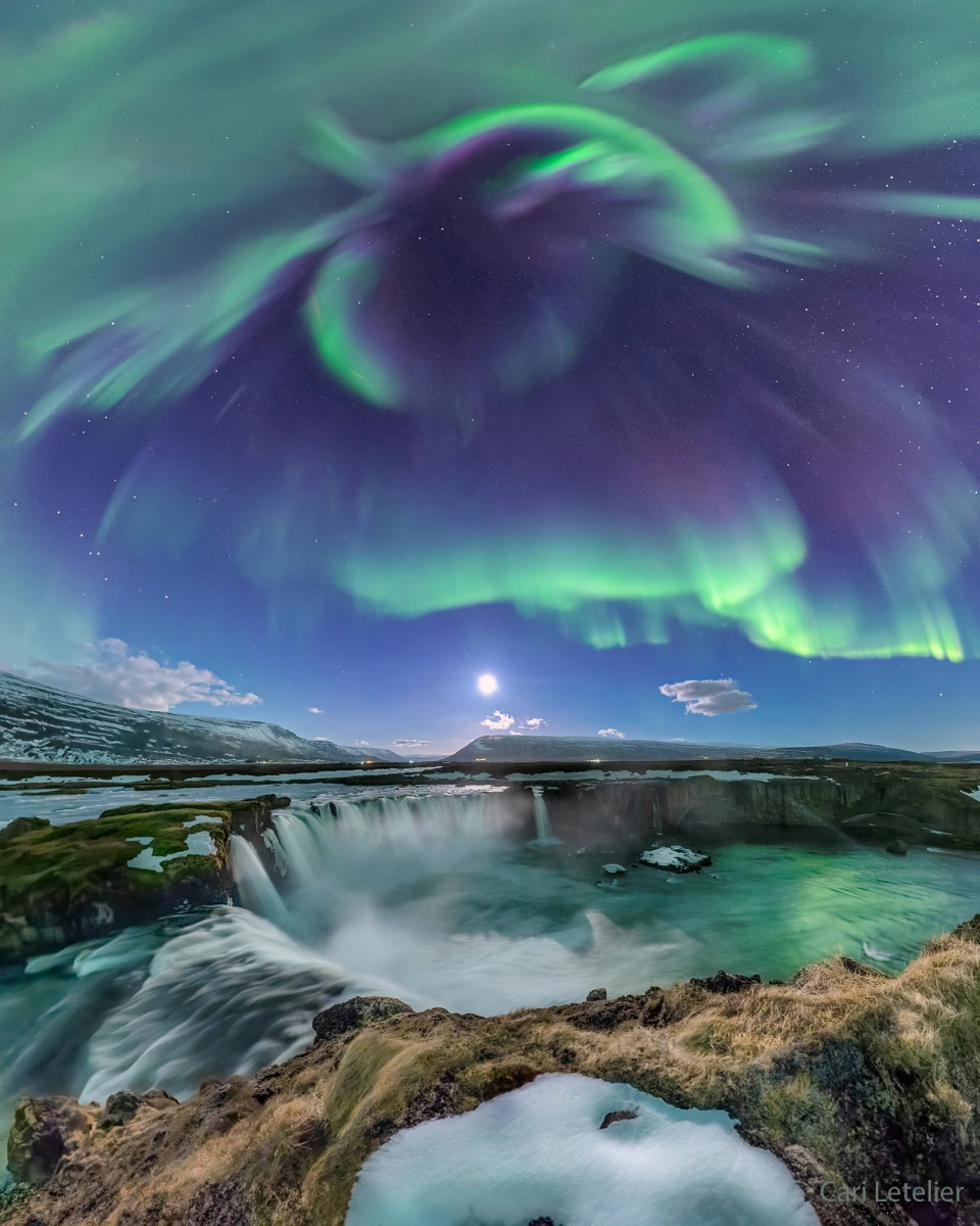 冰岛瀑布上空美丽的北极光
