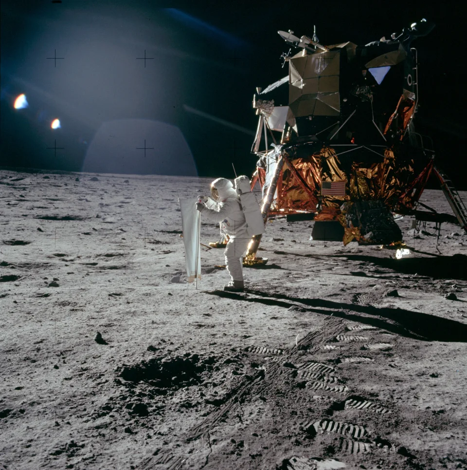 阿波罗11号登月：阿姆斯特朗在月球上收集“太阳风”粒子的经典影像