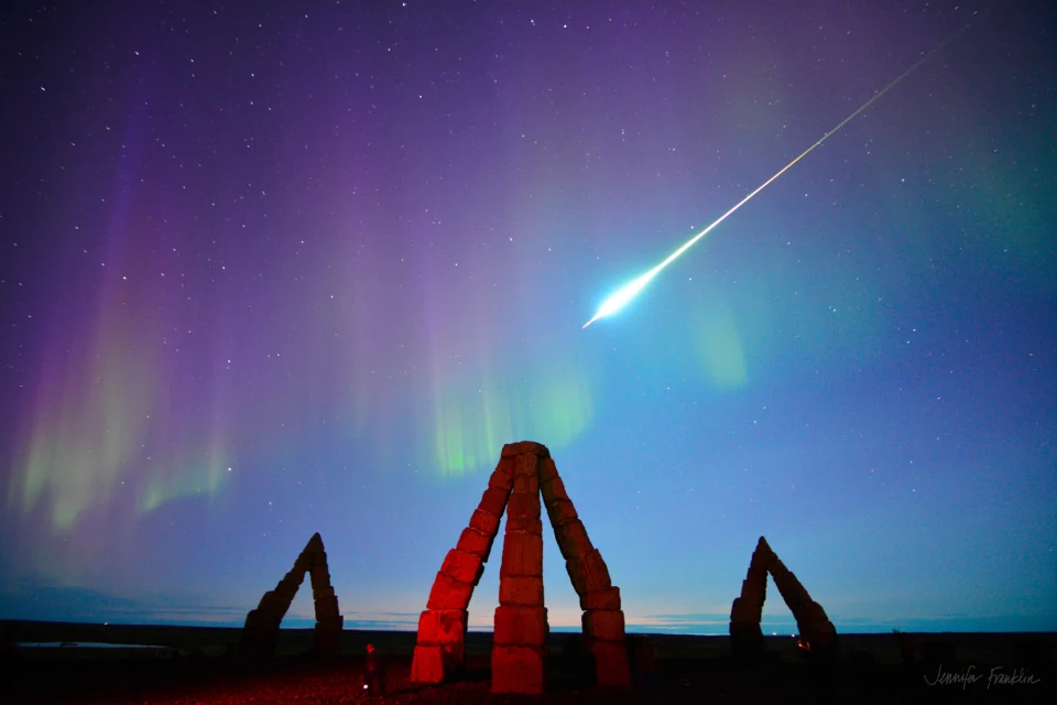 冰岛上空耀眼的火流星划过美丽的北极光