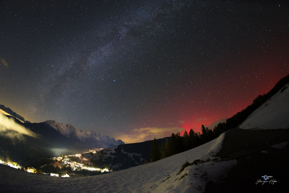 意大利阿尔卑斯山上空的红色极光