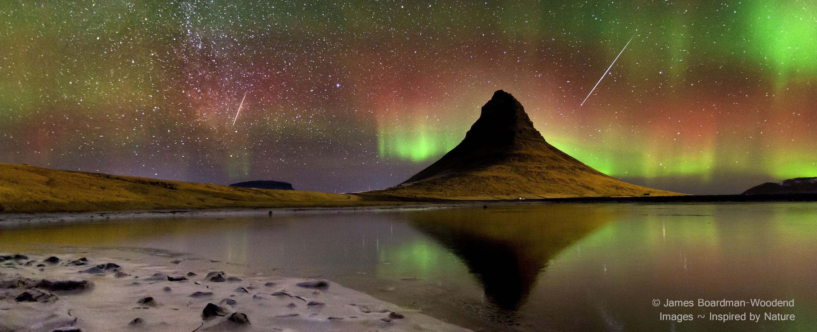 冰岛上空的流星和极光