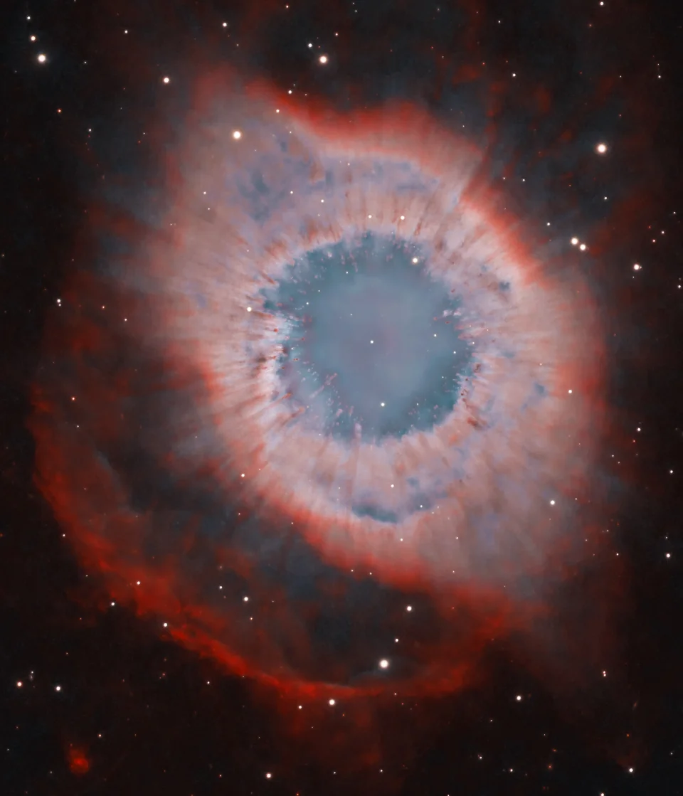 宝瓶座美丽的 NGC 7293 螺旋星云