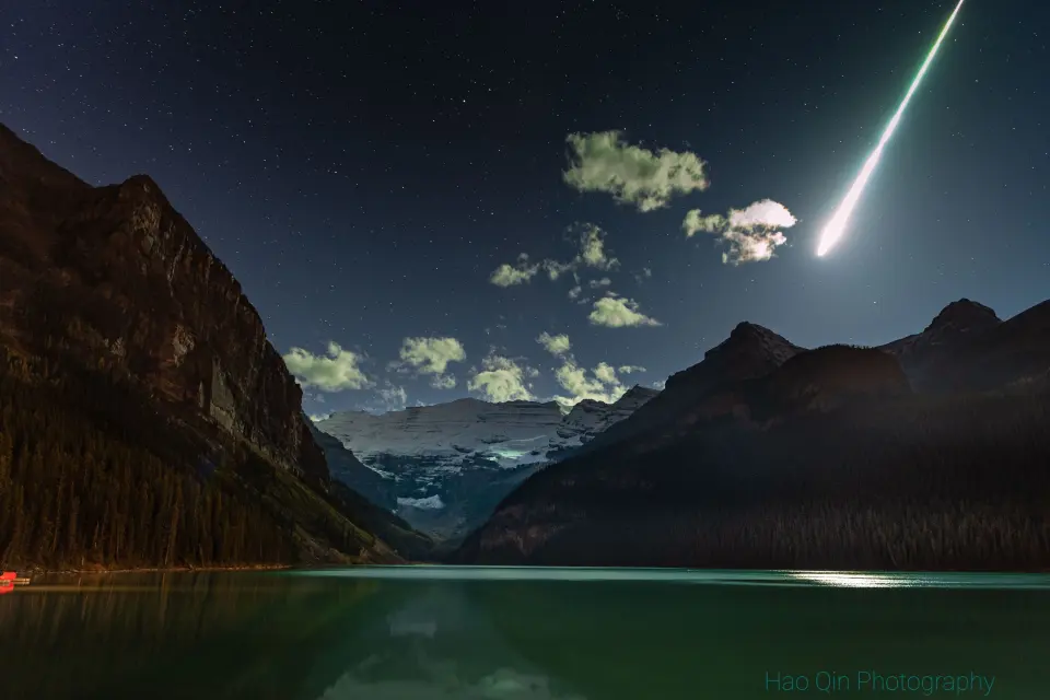 加拿大露易斯湖上空美丽的火流星