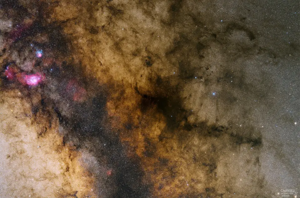 礁湖星云和烟斗星云之间的银河加上三叶星云点缀