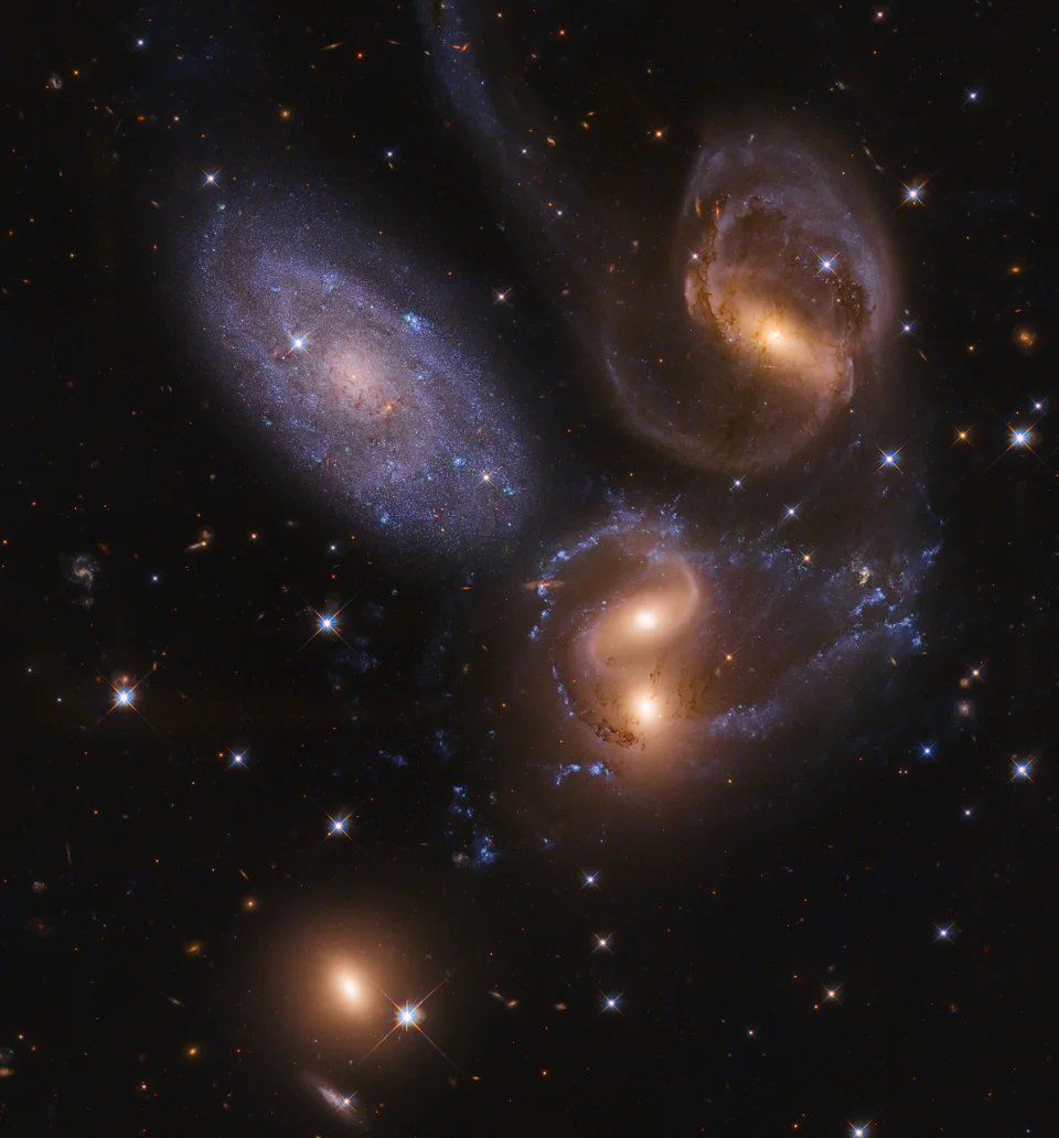 美丽壮观的史蒂芬五重星系