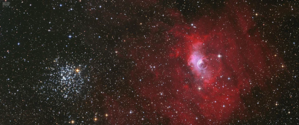 疏散星团M52与右方的气泡星云