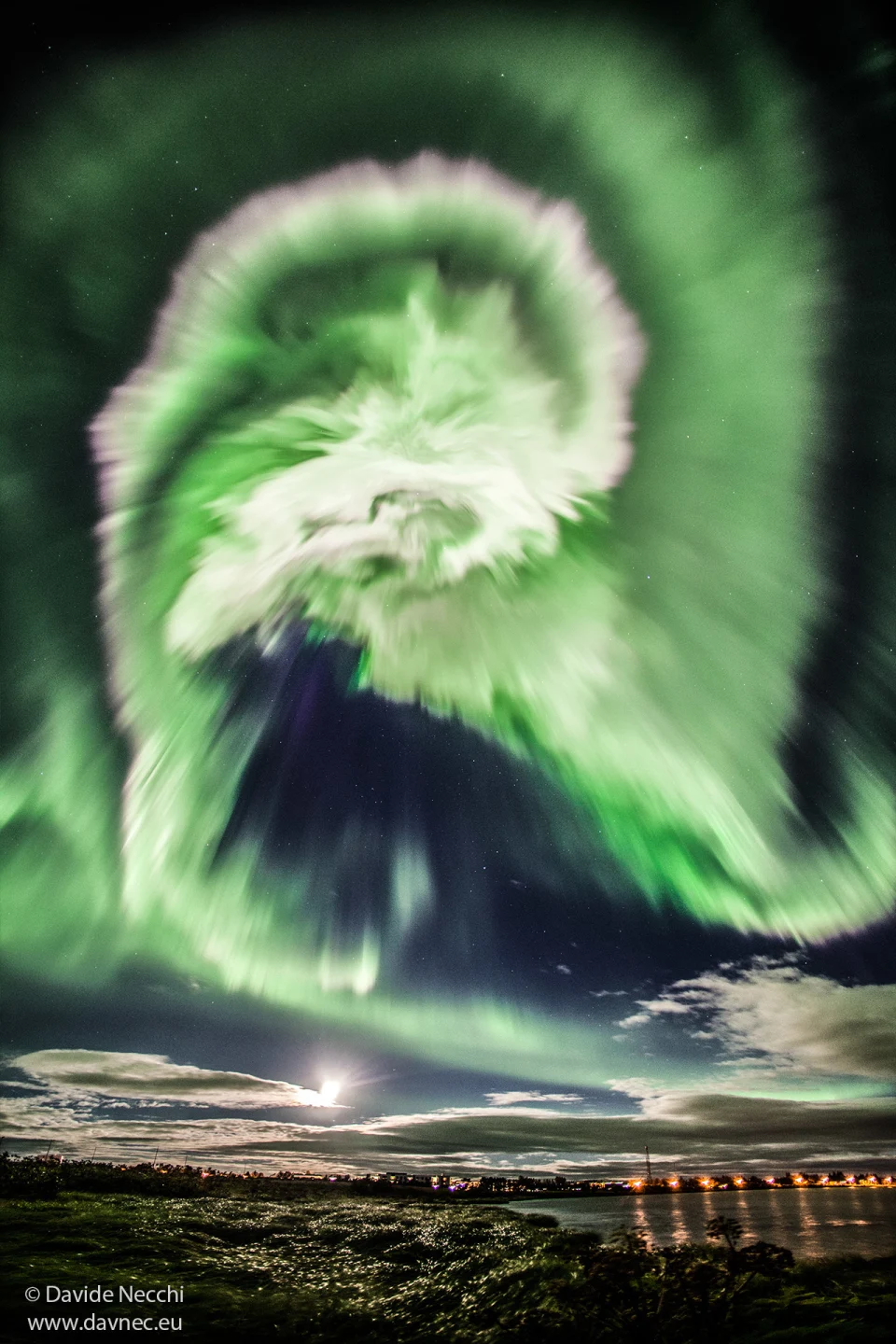 冰岛上空美丽的的螺旋极光