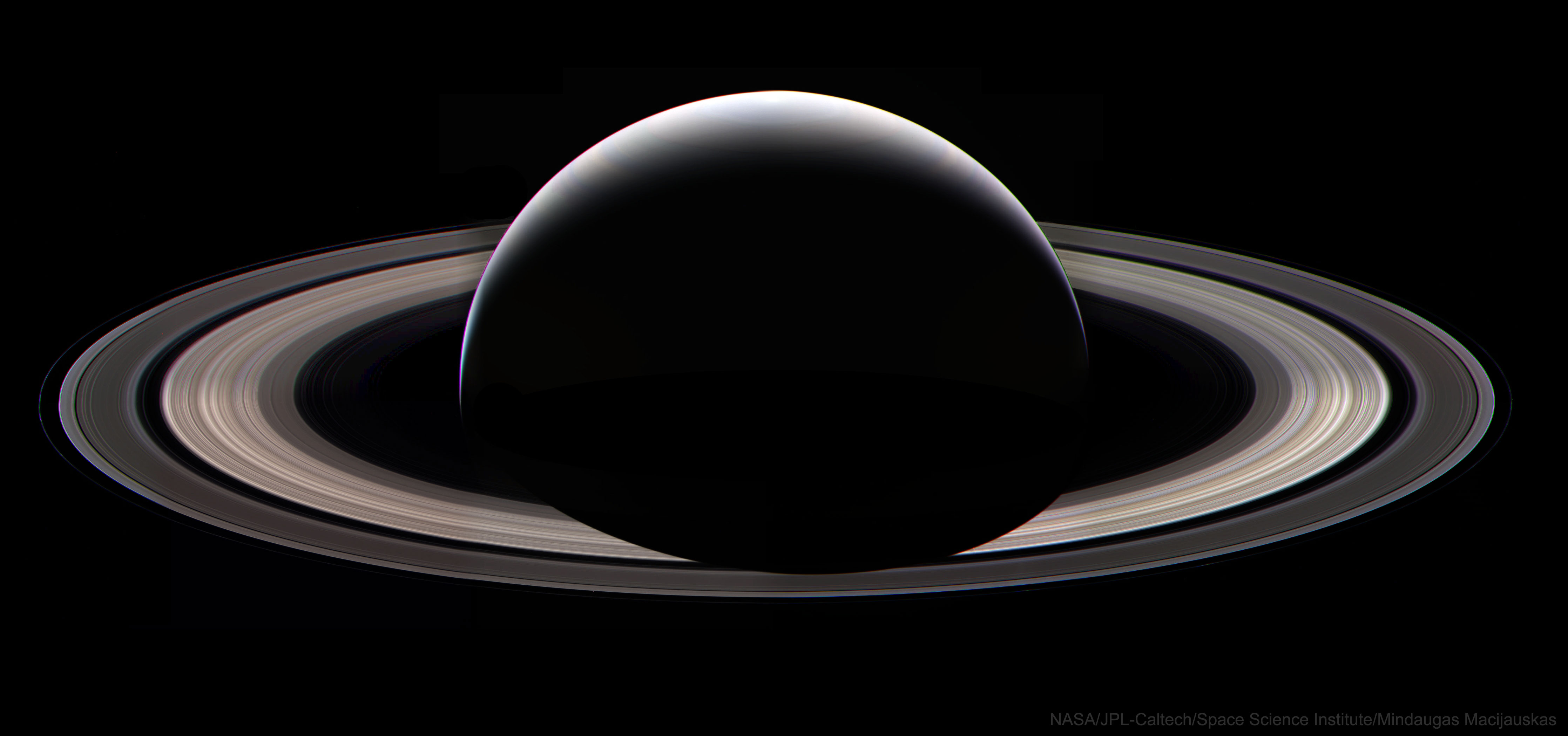 卡西尼号的佳作：土星的夜面和美丽的土星光环