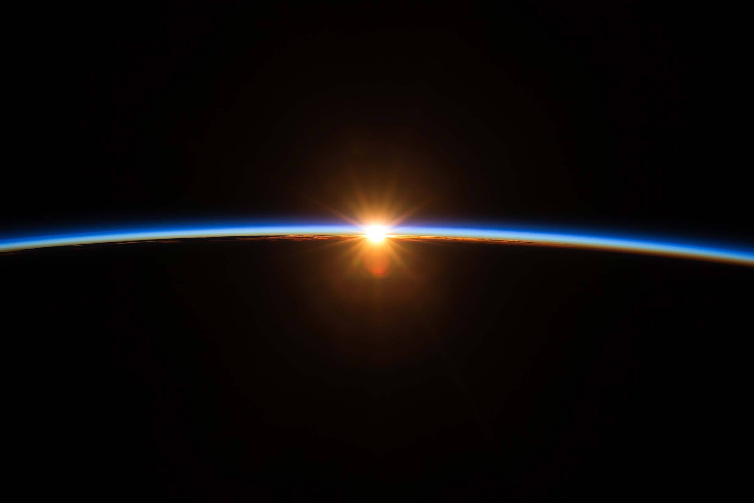 从空间站看到的日落影像