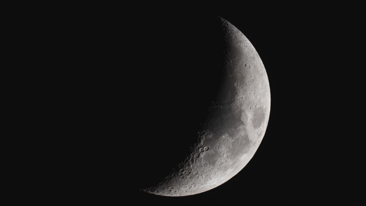 10月20日拍摄的月球，月球表面陨石坑清晰可见！