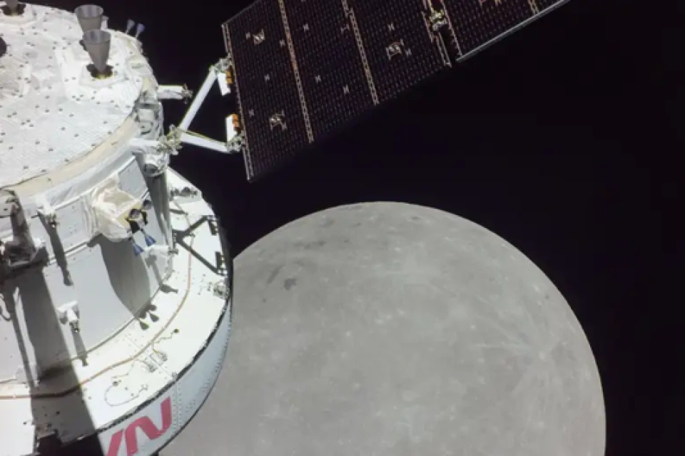 NASA“猎户座”飞船发回月球特写照片，表面布满陨石坑