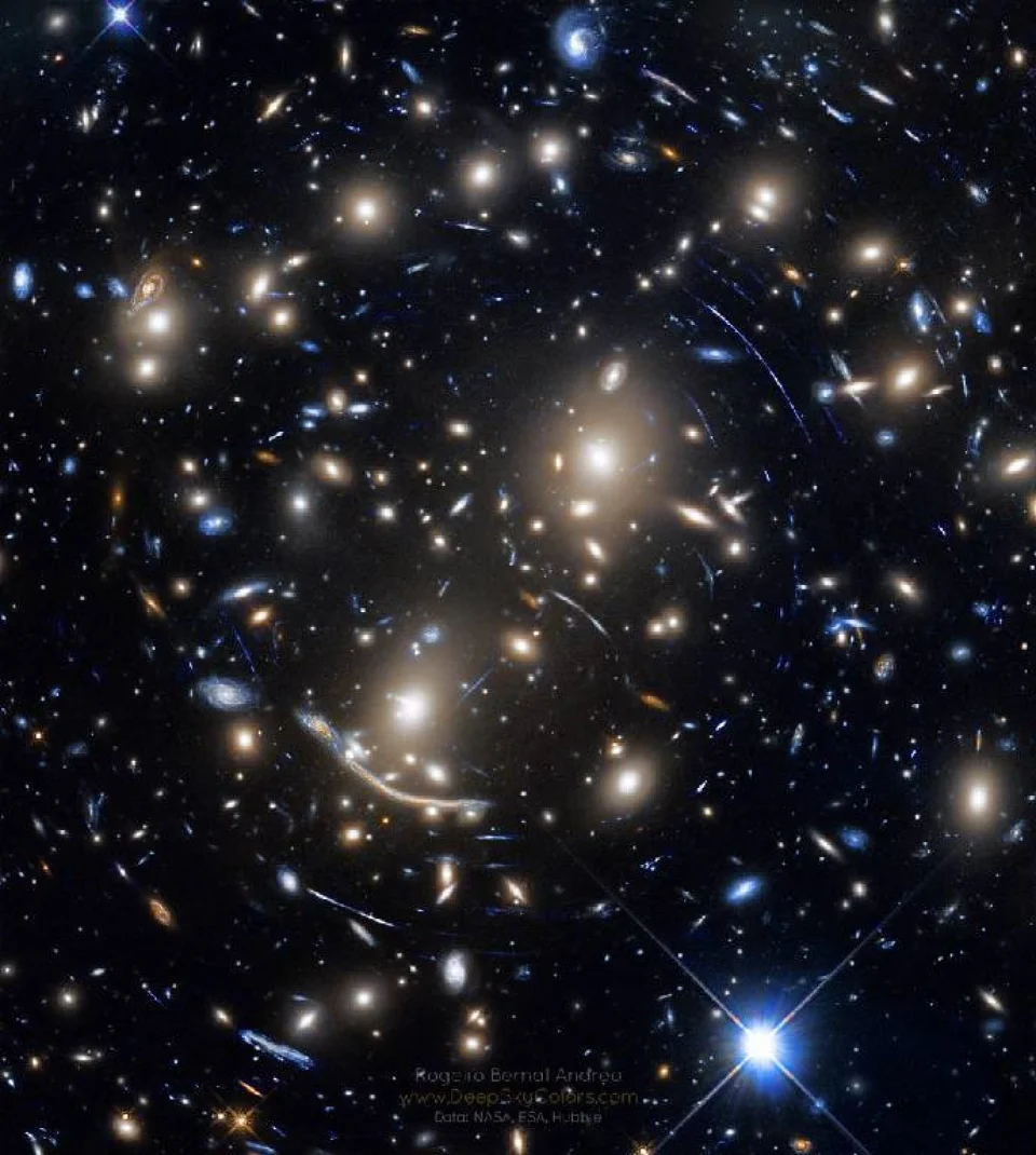 星系团艾贝尔370的引力透镜效应