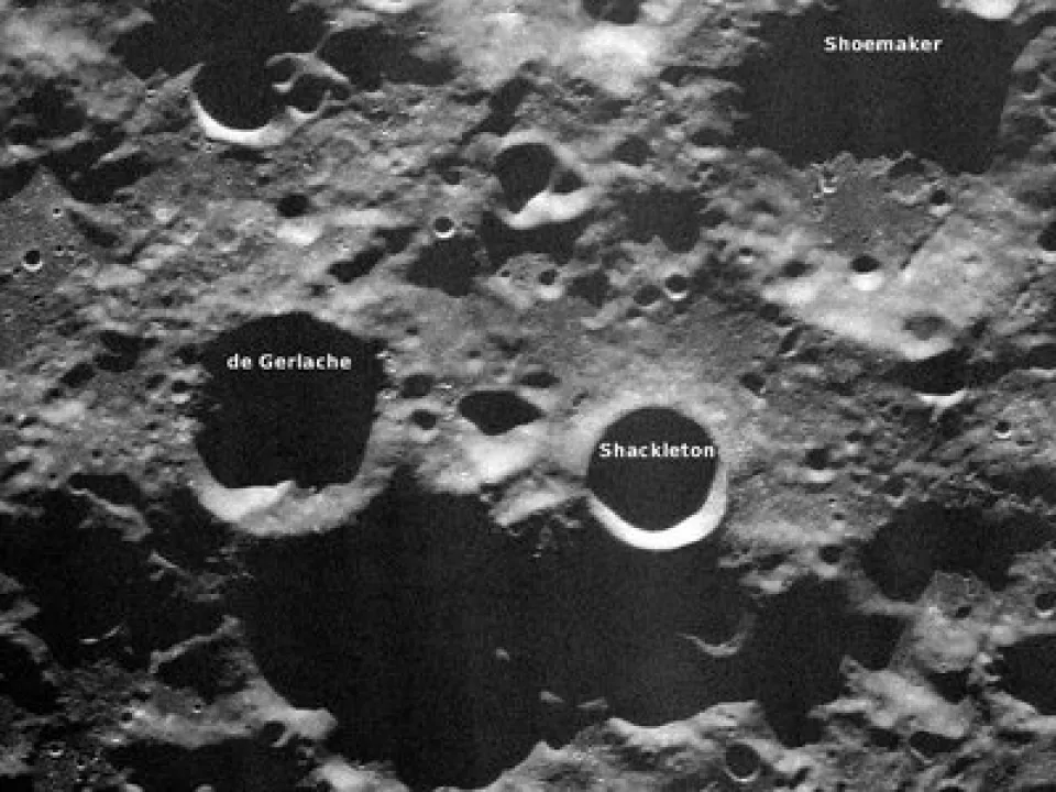 月球两极永久阴影区里的水冰及其探索