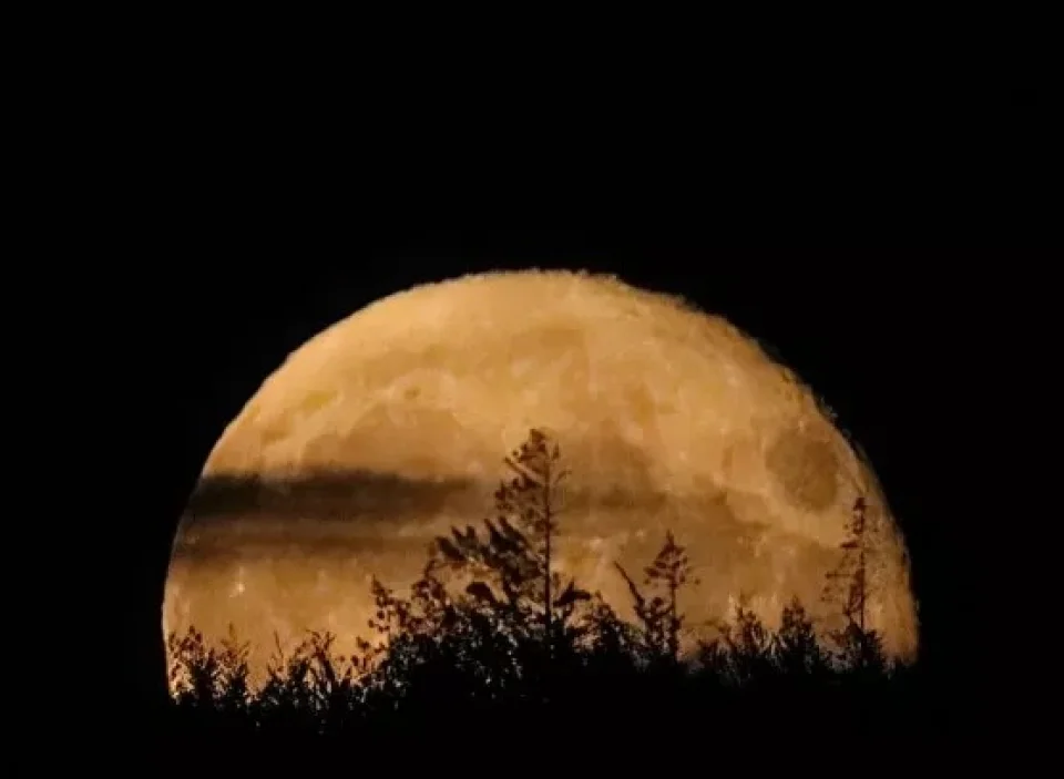 为什么月亮接近地平线时，会显得很大