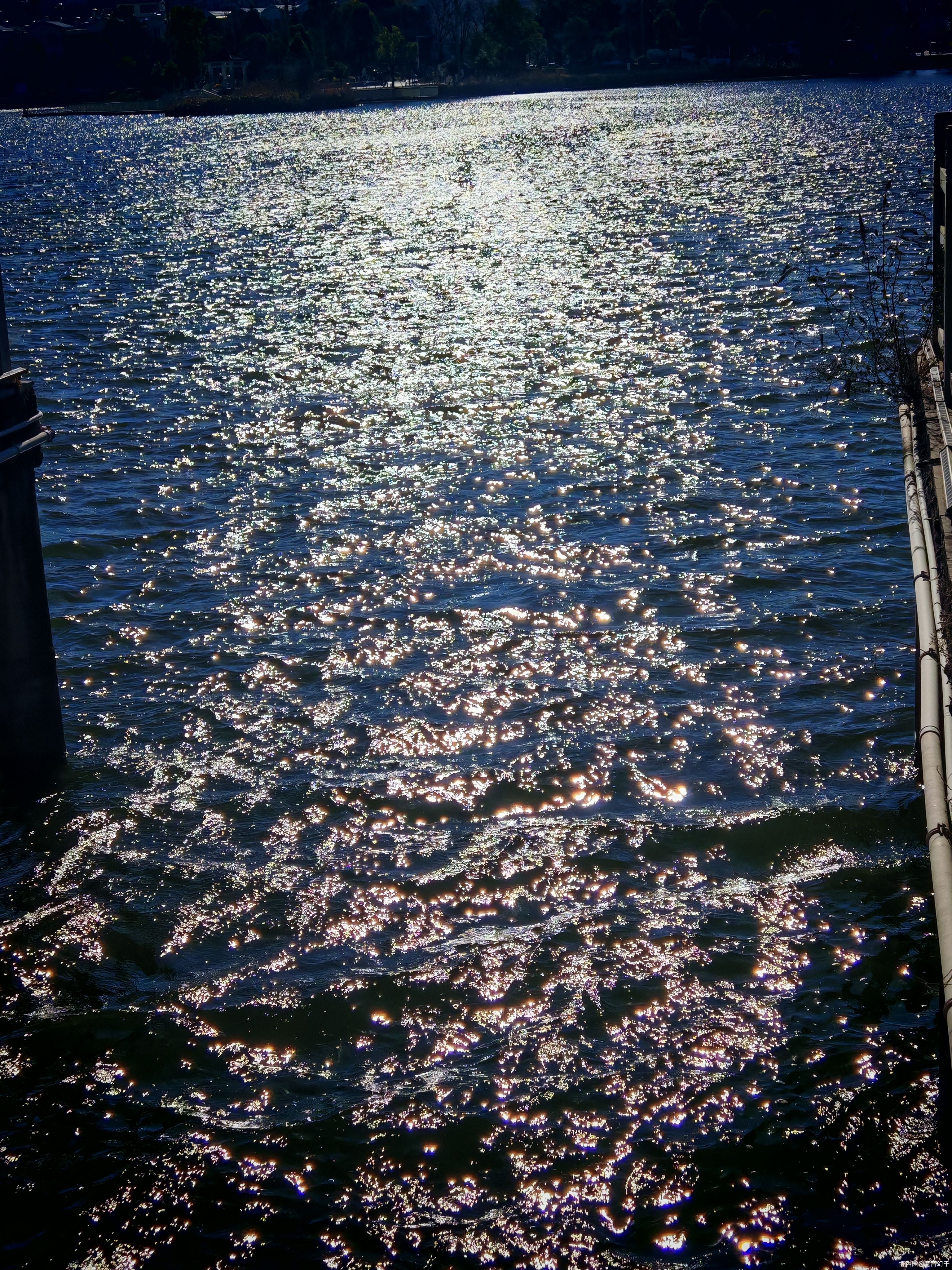 醉后不知天在水，满船清梦压星河。