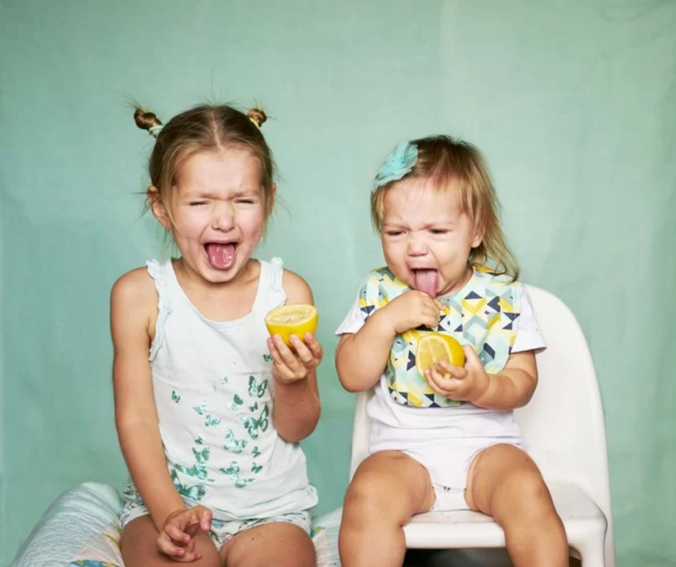 为什么人们在吃酸柠檬的时候会皱眉？