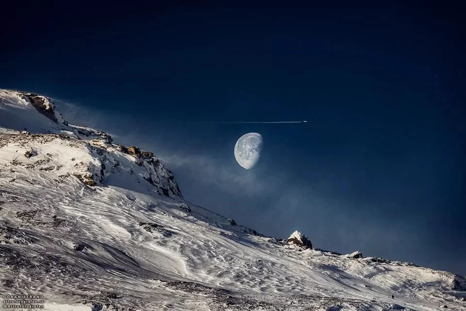 每日一图——瑞典山脉远处的凸月