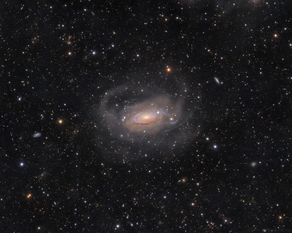 猎犬座卷曲的旋涡星系M63