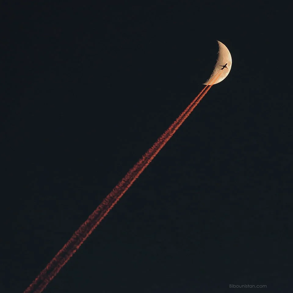 飞机飞掠新月