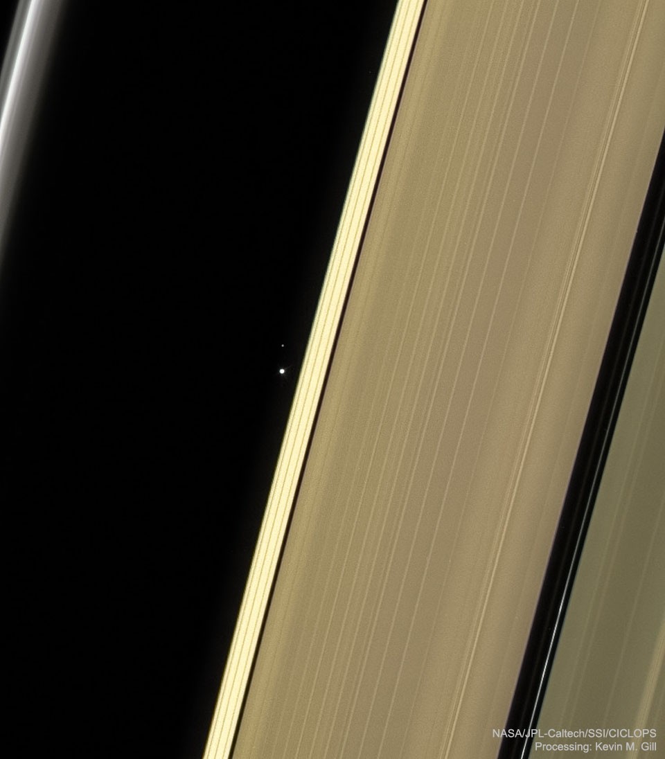 土星光环后的地球与月亮