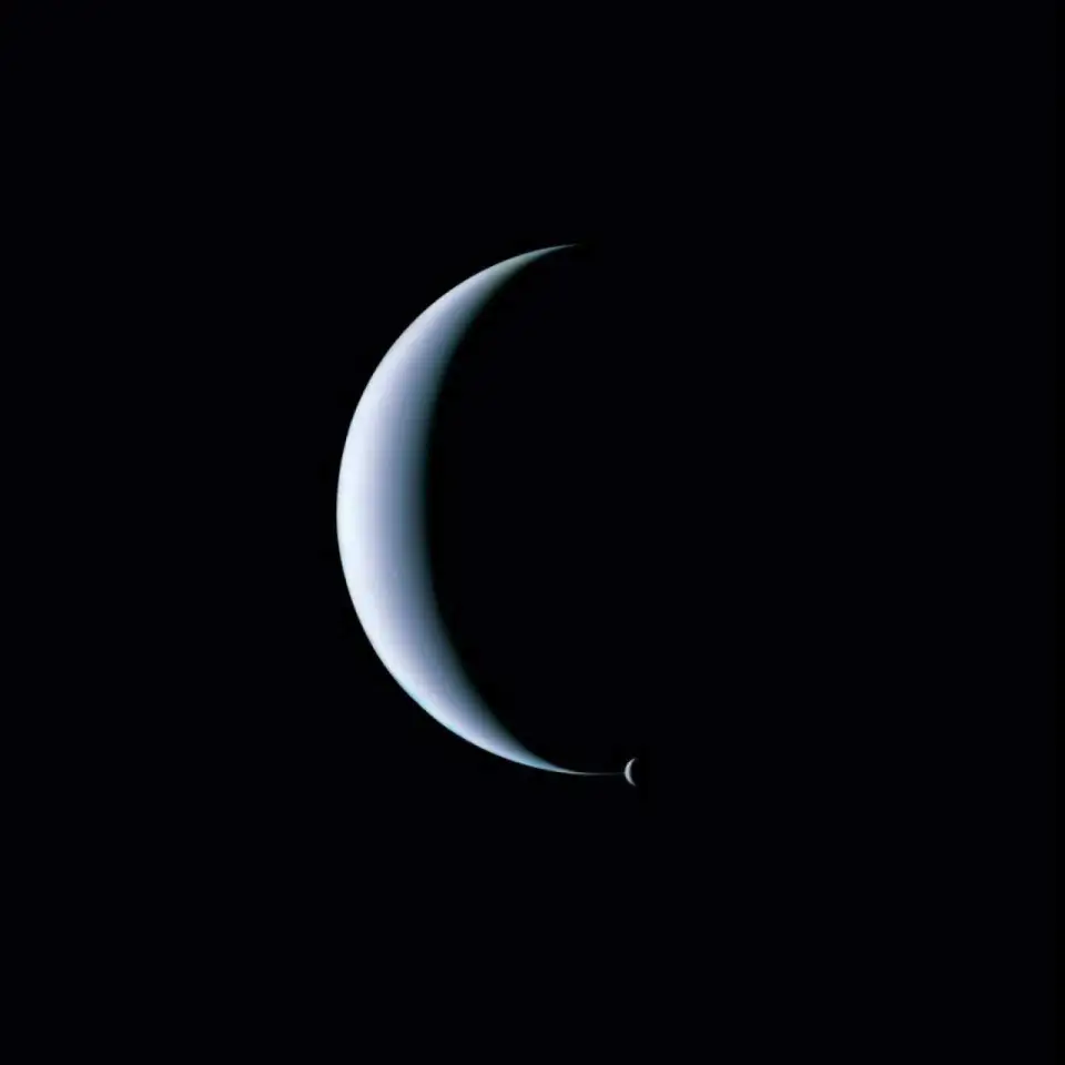 双月奇观：海王星与海卫一都处在新月之相