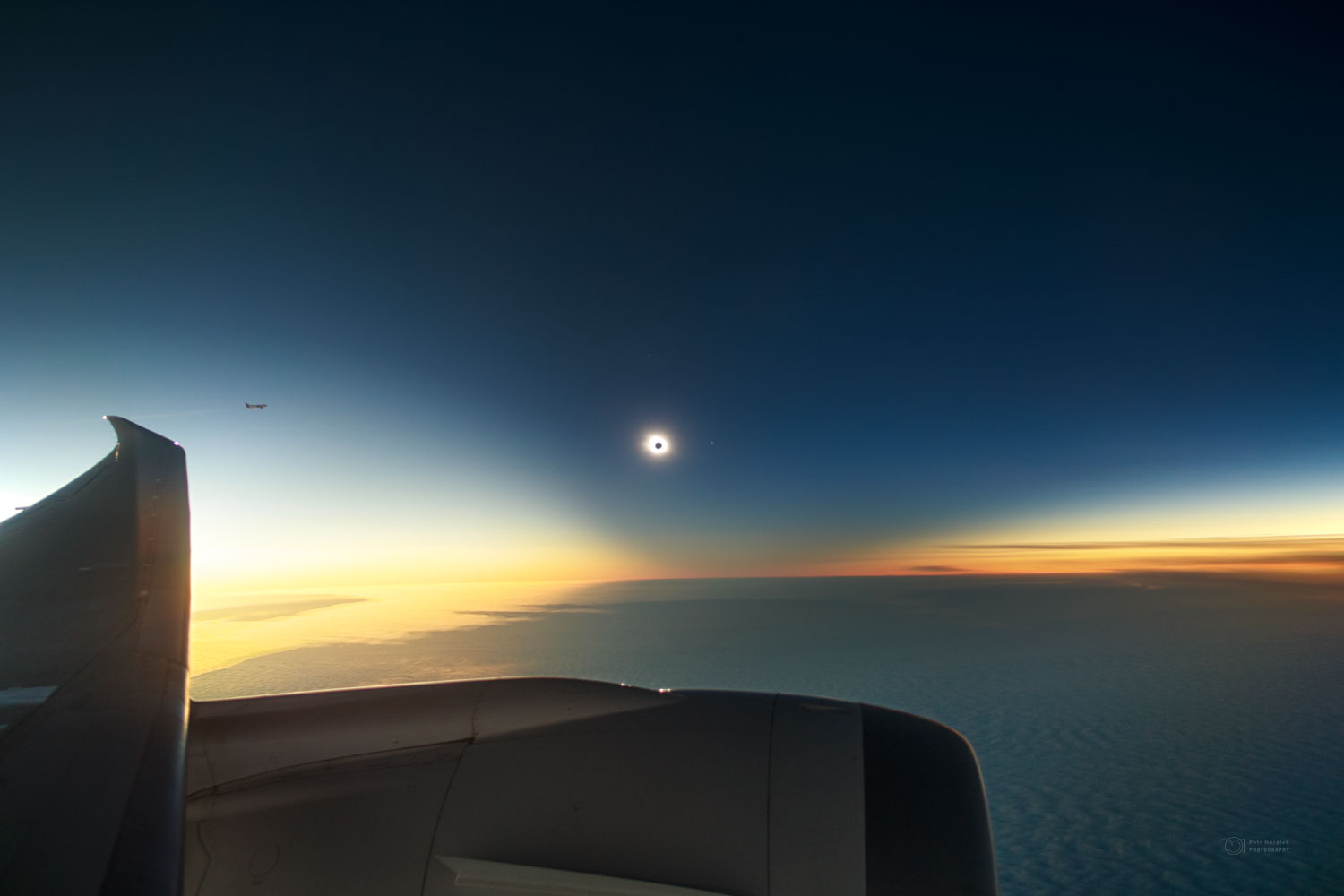 在飞机上拍摄的2021年12月4日南极“日全食”美图