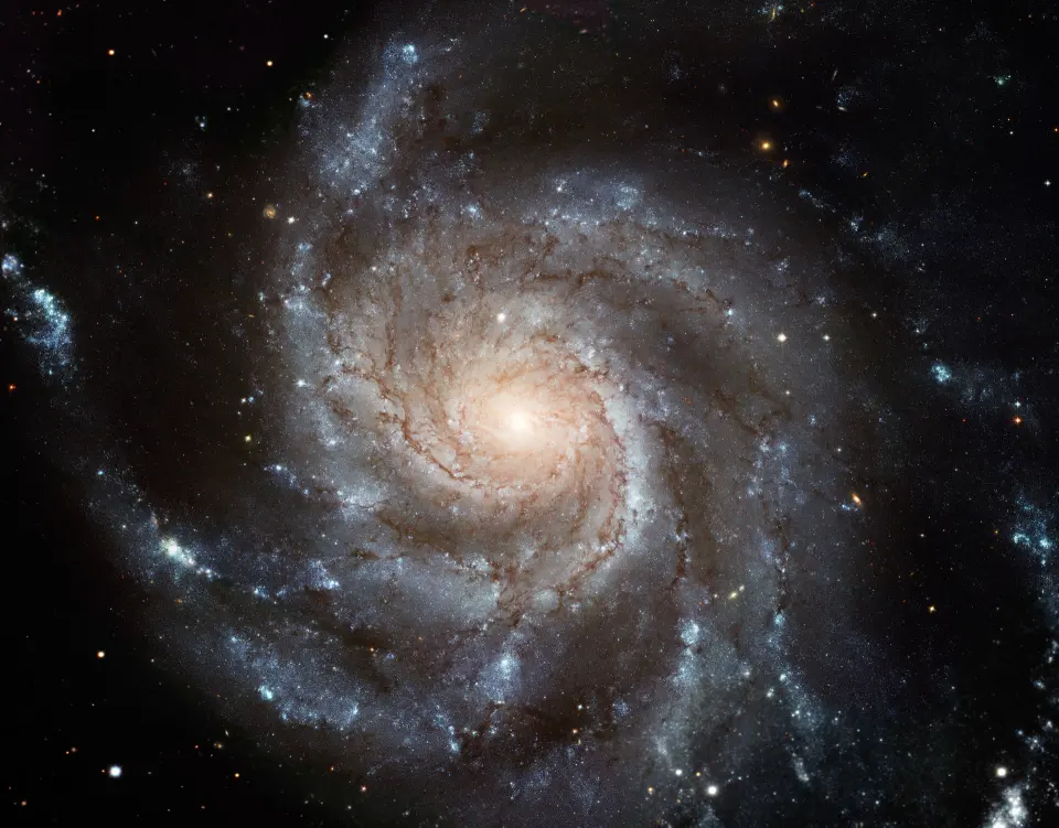 美丽的螺旋星系M101，横跨170000光年，近银河系的2倍！