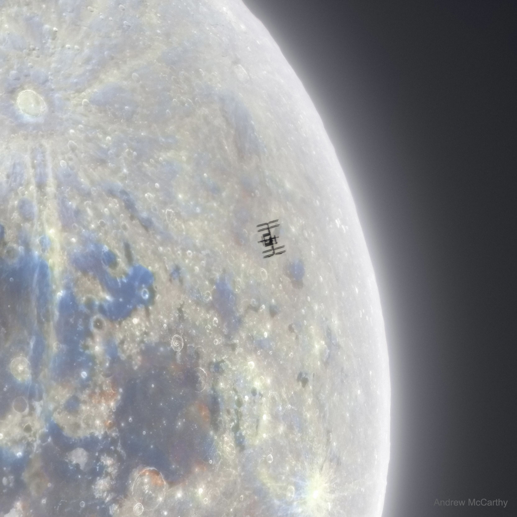 月亮与国际空间站的剪影