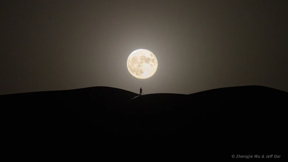 满月东升时分的长焦镜头影像，真是太美啦