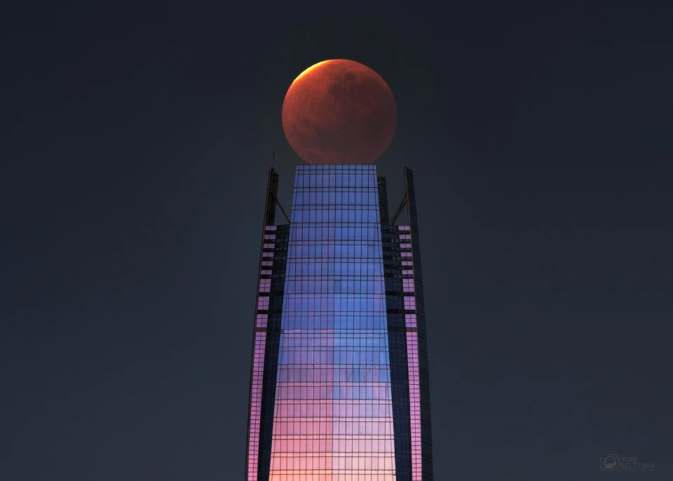 摩天大楼上方的月食，看上去真的好美啊