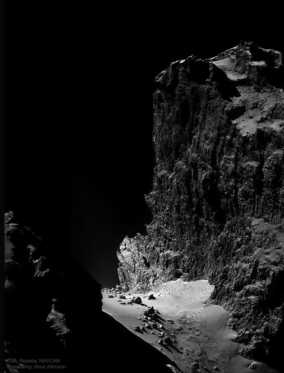 丘泽彗星的高耸悬崖